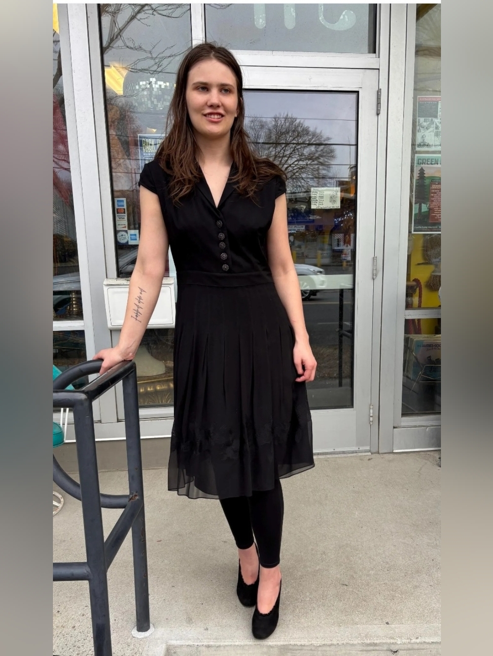 Size 6 Adrianna Papell Black V-Neck Pleated Midi Dress